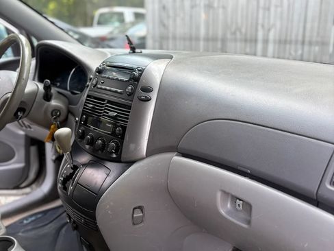 Used 2010 Toyota Sienna LE FWD image 32