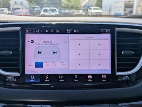 Used 2023 Chrysler Pacifica Touring-L FWD image 10