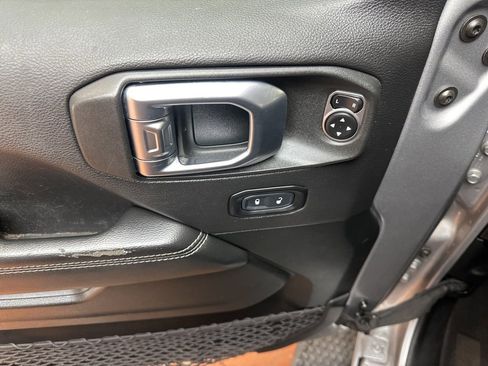 Used 2020 Jeep Wrangler Unlimited Sahara image 23