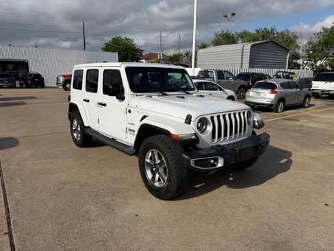 Used 2019 Jeep Wrangler Unlimited Sahara image 3