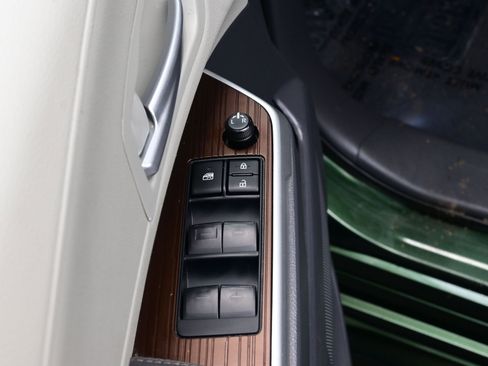 Used 2024 Toyota Sienna XLE image 10