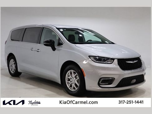 Used 2024 Chrysler Pacifica Touring-L FWD image 1