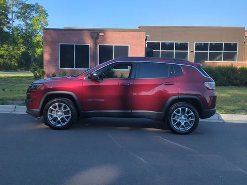 Used 2022 Jeep Compass Latitude AWD/4WD image 10
