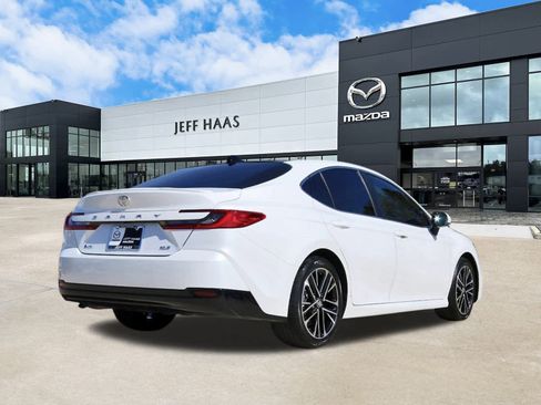 Used 2025 Toyota Camry XLE image 3