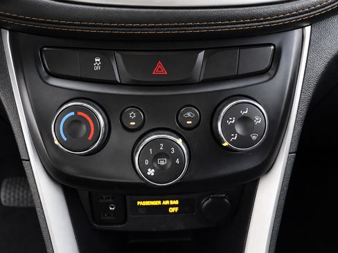 Used 2022 Chevrolet Trax LT w/ LT Convenience Package AWD/4WD image 32