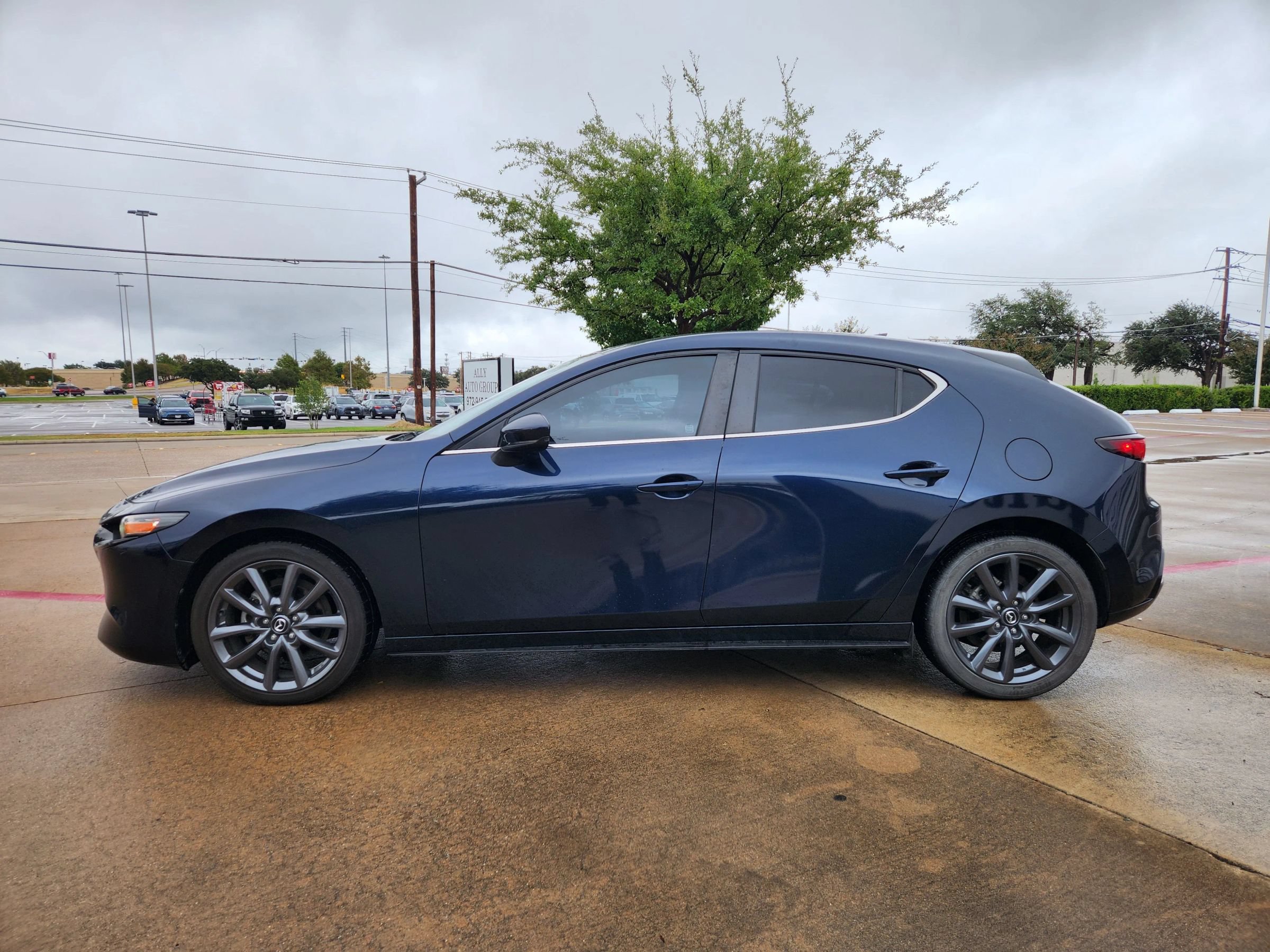 Used 2020 MAZDA MAZDA3 Hatchback w/ Preferred Package FWD image 2