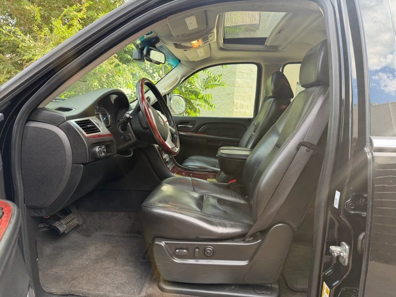 Used 2009 Cadillac Escalade AWD image 10
