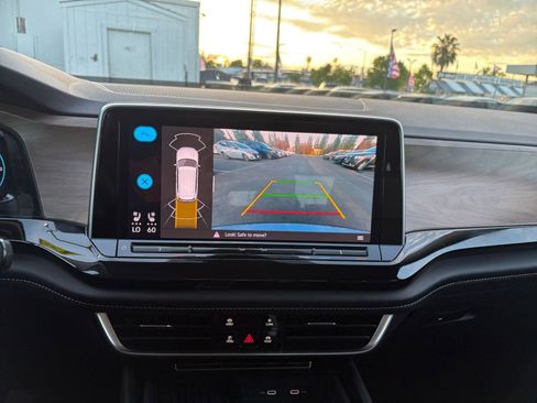 Used 2025 Volkswagen Atlas SE image 27