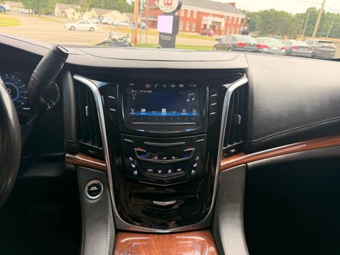 Used 2016 Cadillac Escalade Luxury AWD/4WD image 27