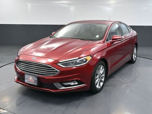 Used 2017 Ford Fusion SE w/ Fusion SE Technology Package image 12