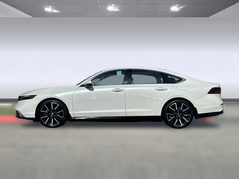 Used 2023 Honda Accord Touring image 2