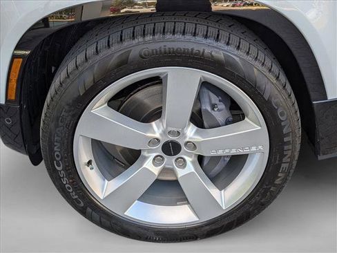 New 2026 Land Rover Defender 130 X-Dynamic SE image 9