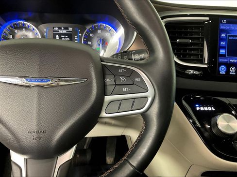 Used 2017 Chrysler Pacifica Touring-L FWD image 12