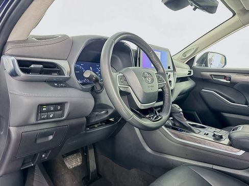 Used 2023 Toyota Highlander Platinum image 12