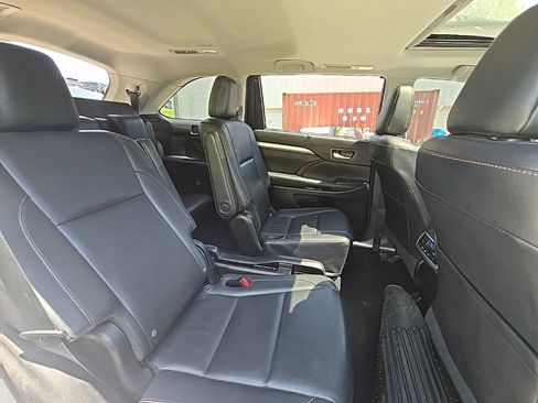 Used 2016 Toyota Highlander XLE FWD image 18
