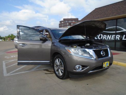 Used 2014 Nissan Pathfinder Platinum FWD image 22