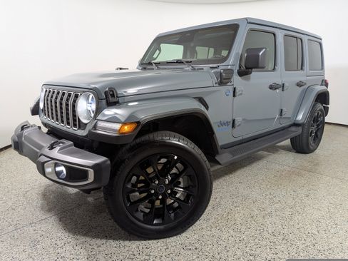 Used 2025 Jeep Wrangler Sahara AWD/4WD image 18