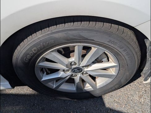 Used 2025 Toyota Camry LE FWD image 9