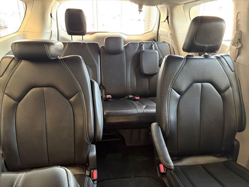 Used 2024 Chrysler Pacifica Touring-L FWD image 18