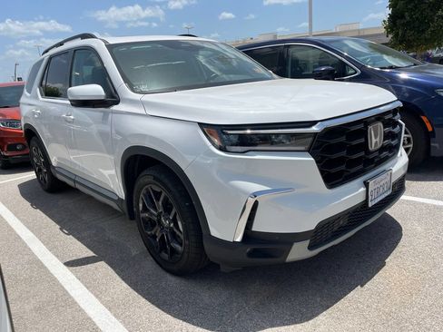 Used 2025 Honda Pilot Touring image 2