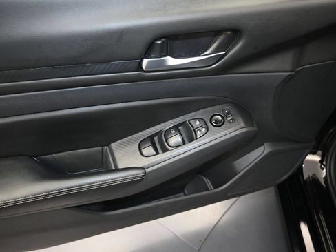 Used 2025 Nissan Altima 2.5 SV FWD image 11