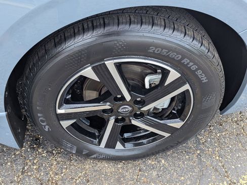 Used 2024 Nissan Sentra SV FWD image 33