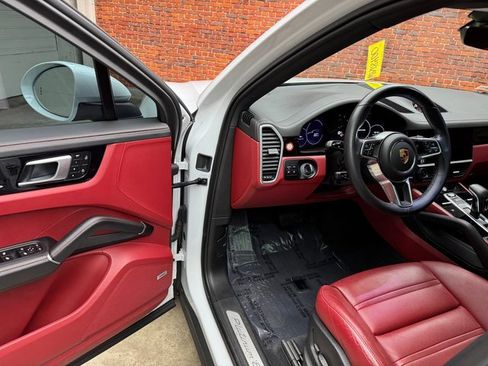 Used 2022 Porsche Cayenne Platinum Edition image 10