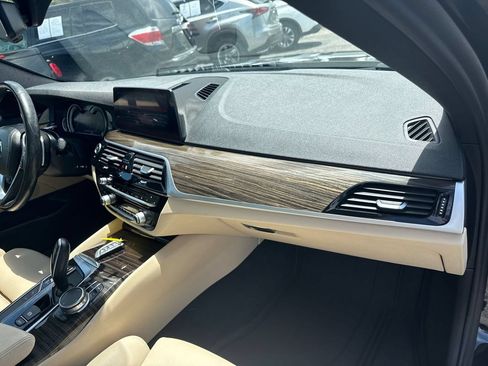 Used 2019 BMW 530i xDrive w/ Convenience Package AWD/4WD image 18