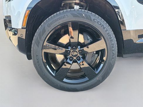 New 2026 Land Rover Defender 130 X-Dynamic SE image 43