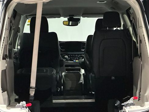 Used 2022 Chrysler Pacifica Touring-L FWD image 9