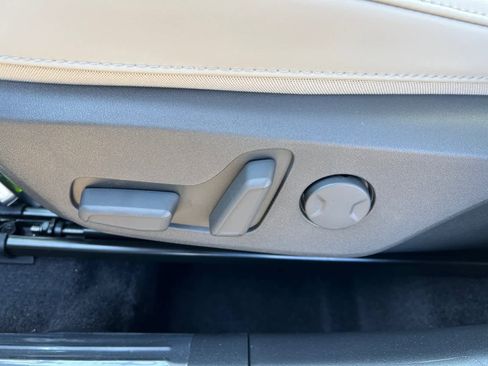 New 2025 Kia Niro EX Touring image 17