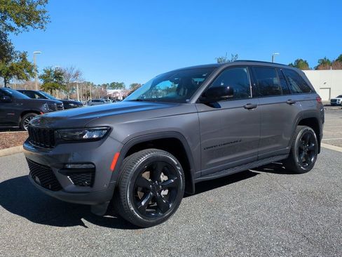 Used 2023 Jeep Grand Cherokee Limited w/ Luxury Tech Group II image 2