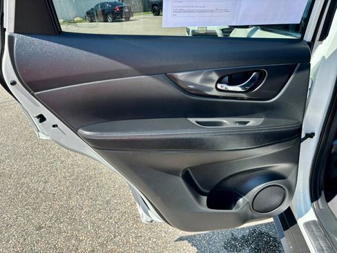 Used 2018 Nissan Rogue SV AWD/4WD image 19