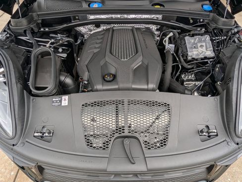 Used 2025 Porsche Macan image 28