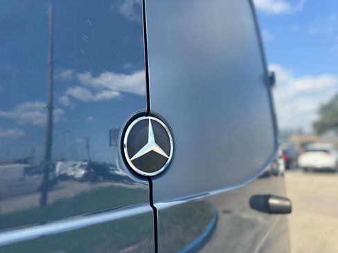 Used 2018 Mercedes-Benz Sprinter 2500 image 28