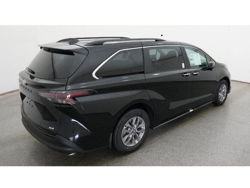 New 2026 Toyota Sienna XLE image 9