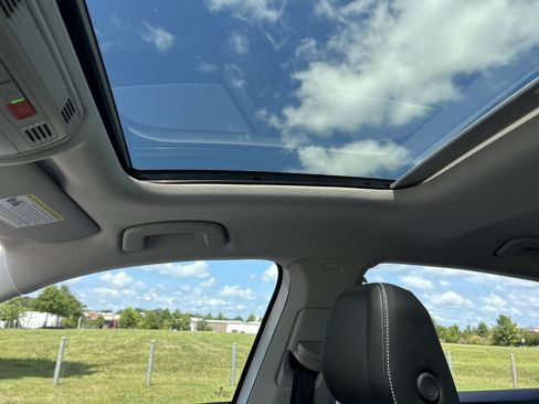 Used 2025 Volkswagen Jetta SE w/ Sunroof Package FWD image 11