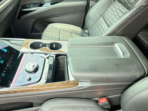 Used 2025 Cadillac Escalade ESV Sport Platinum AWD/4WD image 24