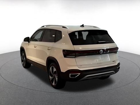Used 2026 Volkswagen Taos SE AWD/4WD image 3