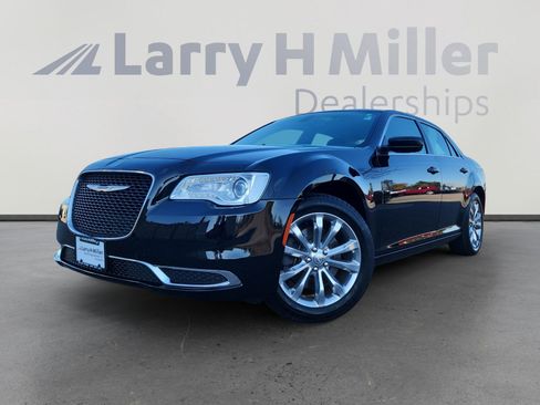 Used 2018 Chrysler 300 Touring image 1