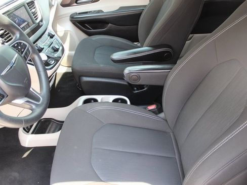 Used 2021 Chrysler Voyager LX image 15