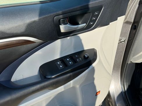 Used 2016 Toyota Highlander Limited w/ Driver Technology Package image 11