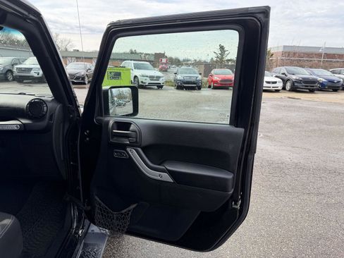 Used 2016 Jeep Wrangler Sahara w/ Connectivity Group AWD/4WD image 18