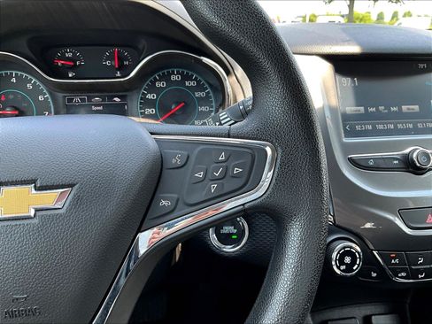 Used 2018 Chevrolet Cruze LT w/ Convenience Package FWD image 12