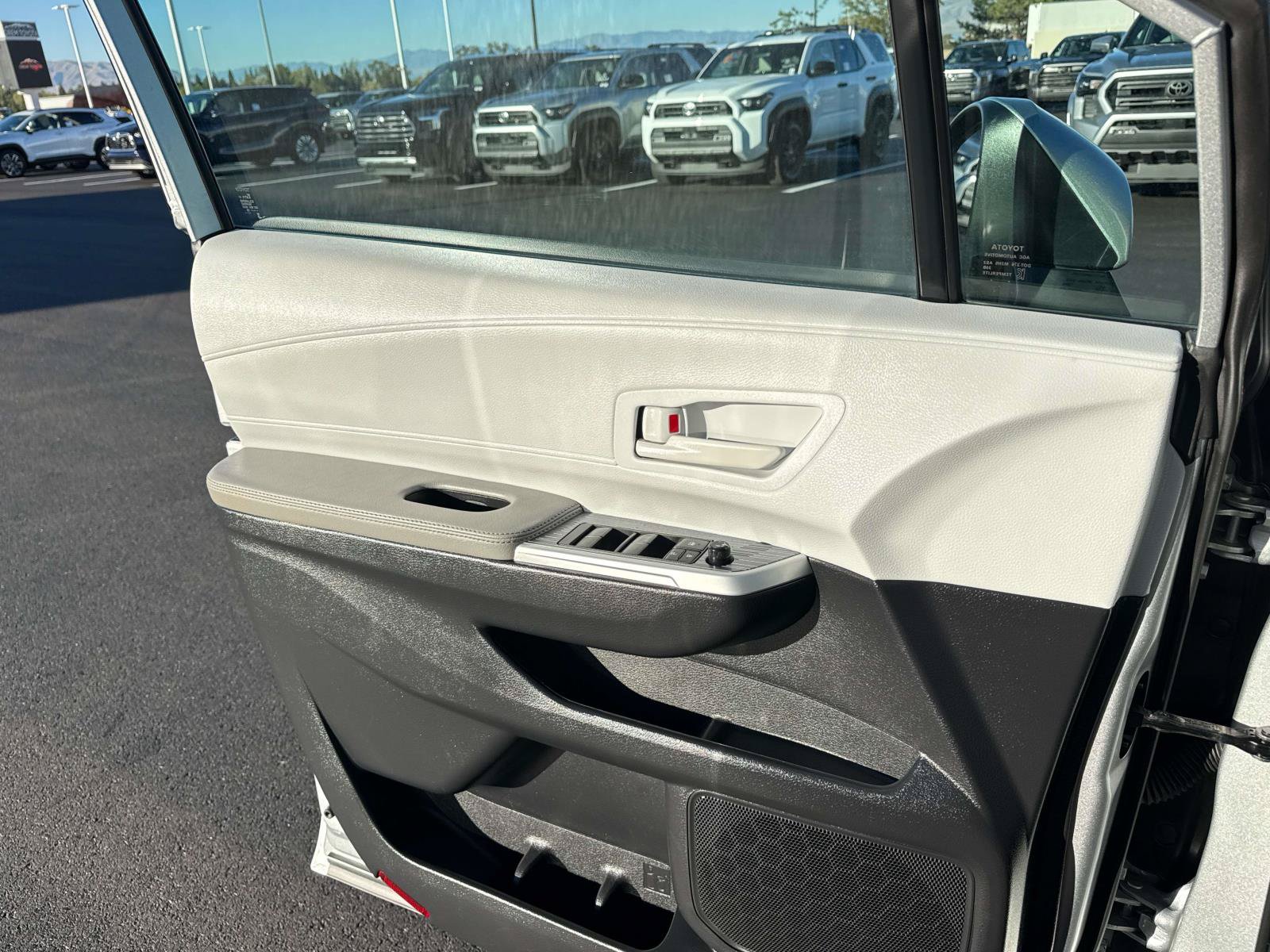 Used 2025 Toyota Sienna LE FWD image 12