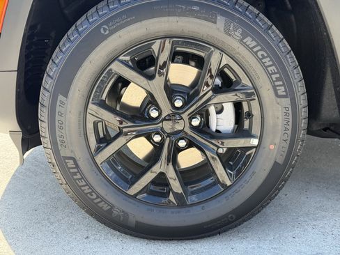 New 2025 Jeep Grand Cherokee Altitude image 9