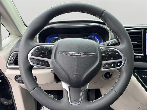 Used 2024 Chrysler Pacifica Touring-L FWD image 19