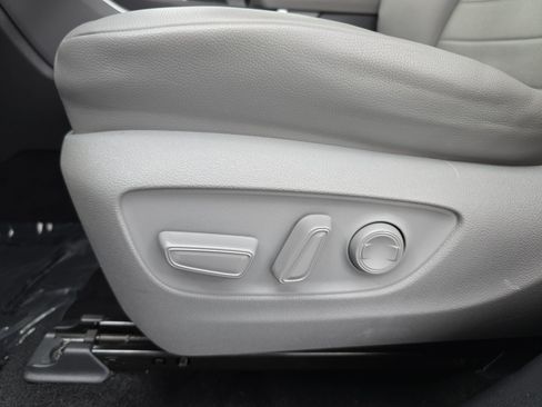 Used 2020 Toyota Highlander XLE AWD/4WD image 29