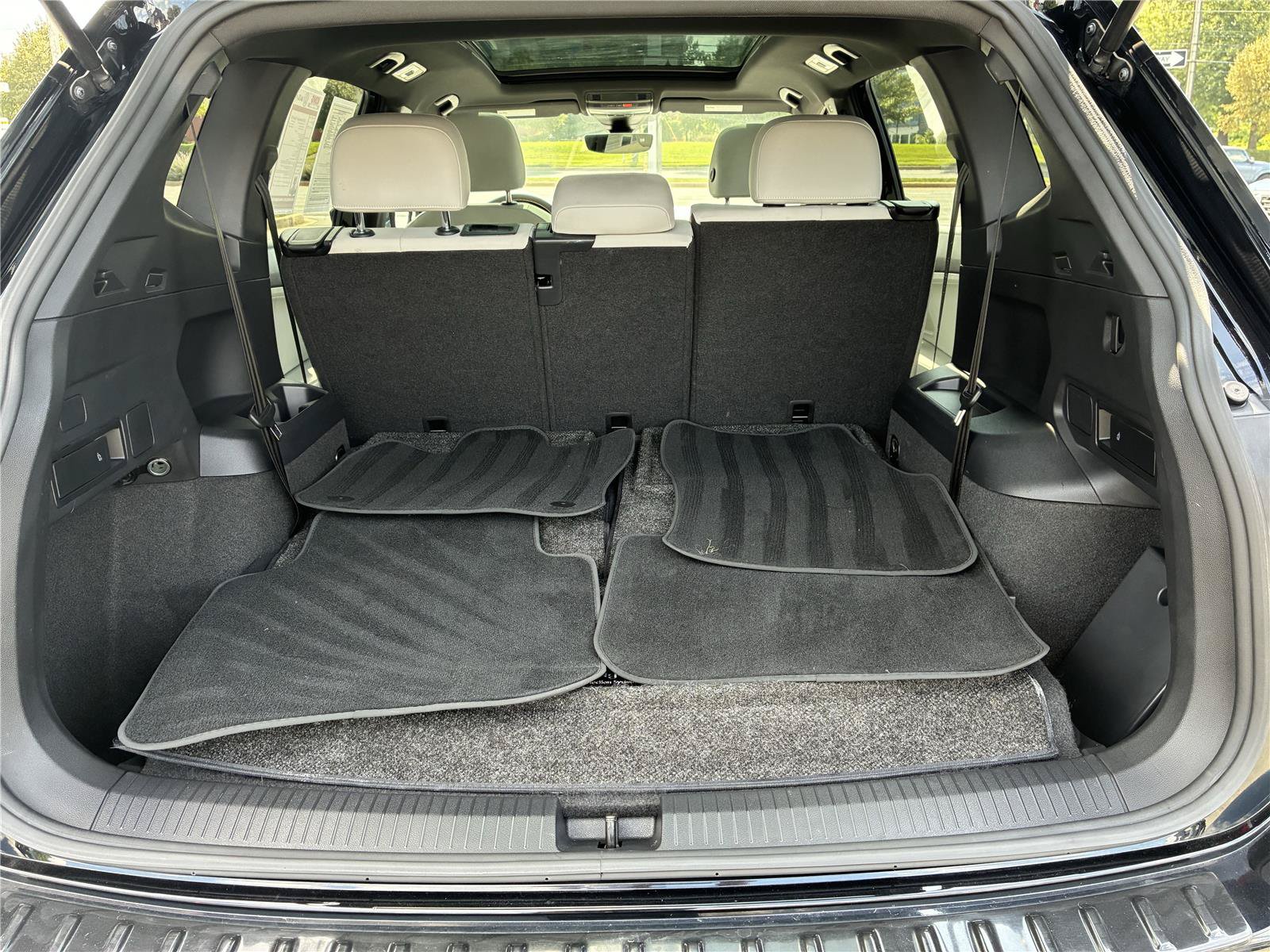 Used 2023 Volkswagen Tiguan SE R-Line FWD image 15