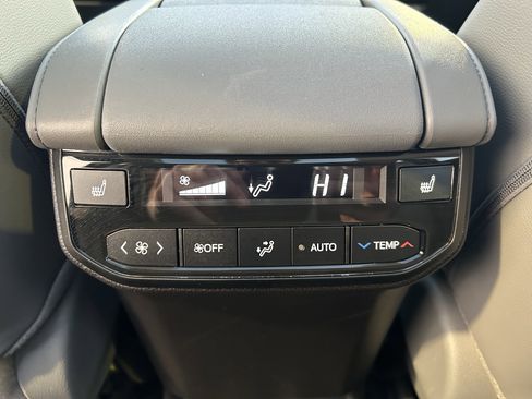 Used 2024 Toyota Highlander Platinum AWD/4WD image 21